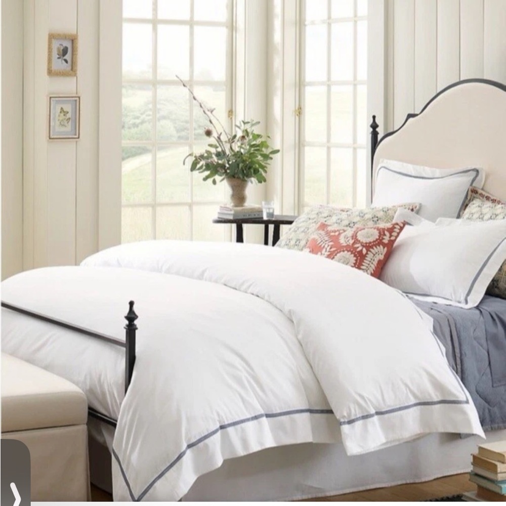 Garnet Hill King Embroidered Wrinkle Resistant Sateen Duvet Cover White Blue